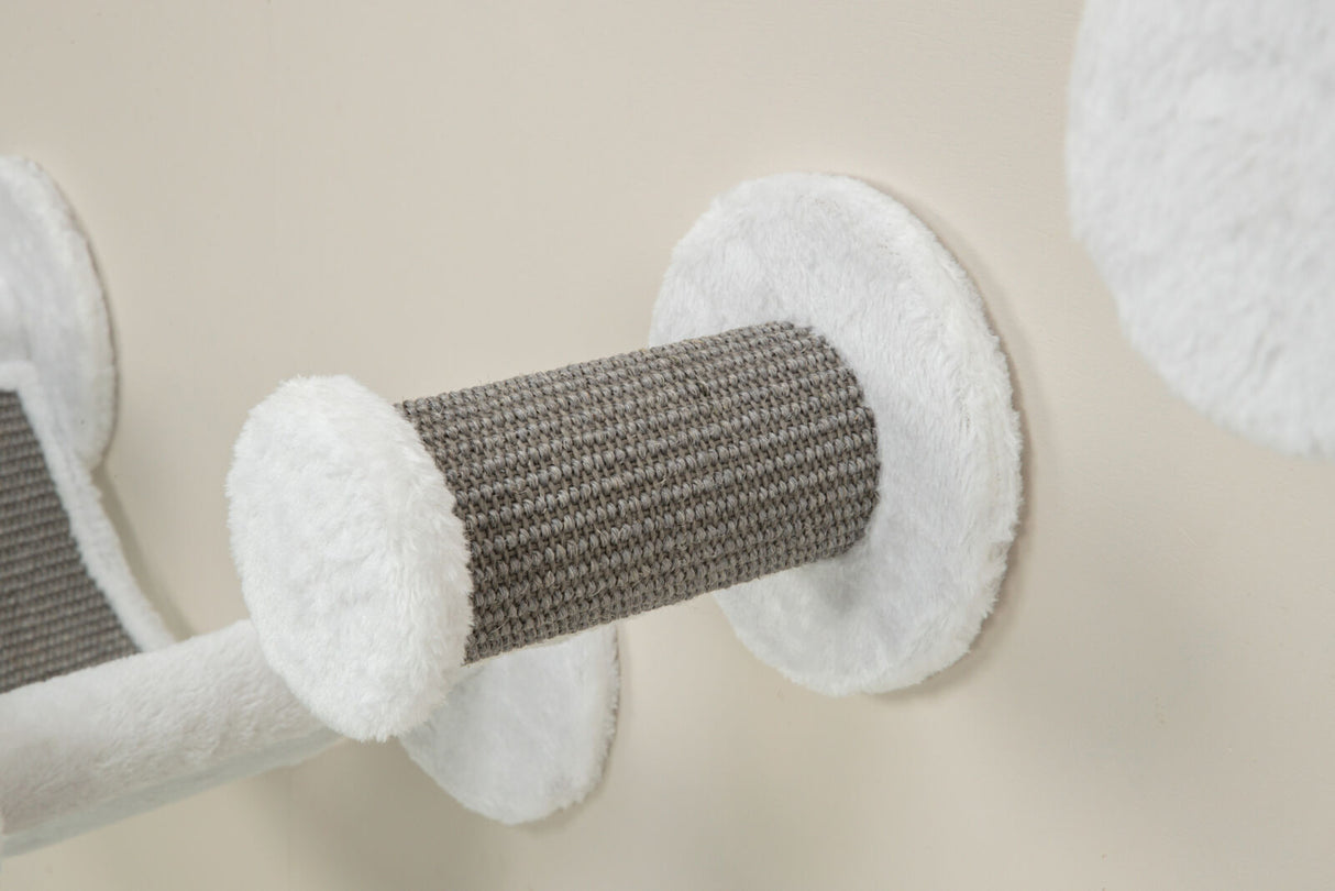 Ein an der Wand befestigter, gepolsterter Klettergriff aus grauem, geflochtenem Material und weißem Plüsch.