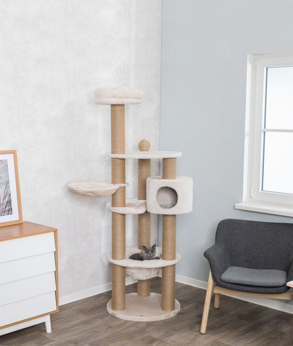 Katzenbaum mit beige und braunem Design, mehreren Plattformen und Höhle, Katze liegt in unterer Etage, in modernem Raum.