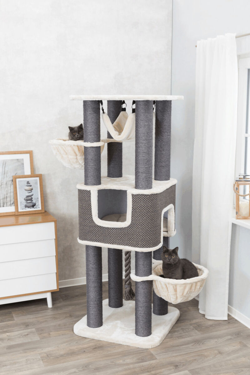 Großer Kratzbaum mit mehreren Plattformen und Hängematten in Grau und Beige, zwei Katzen sitzen darin.