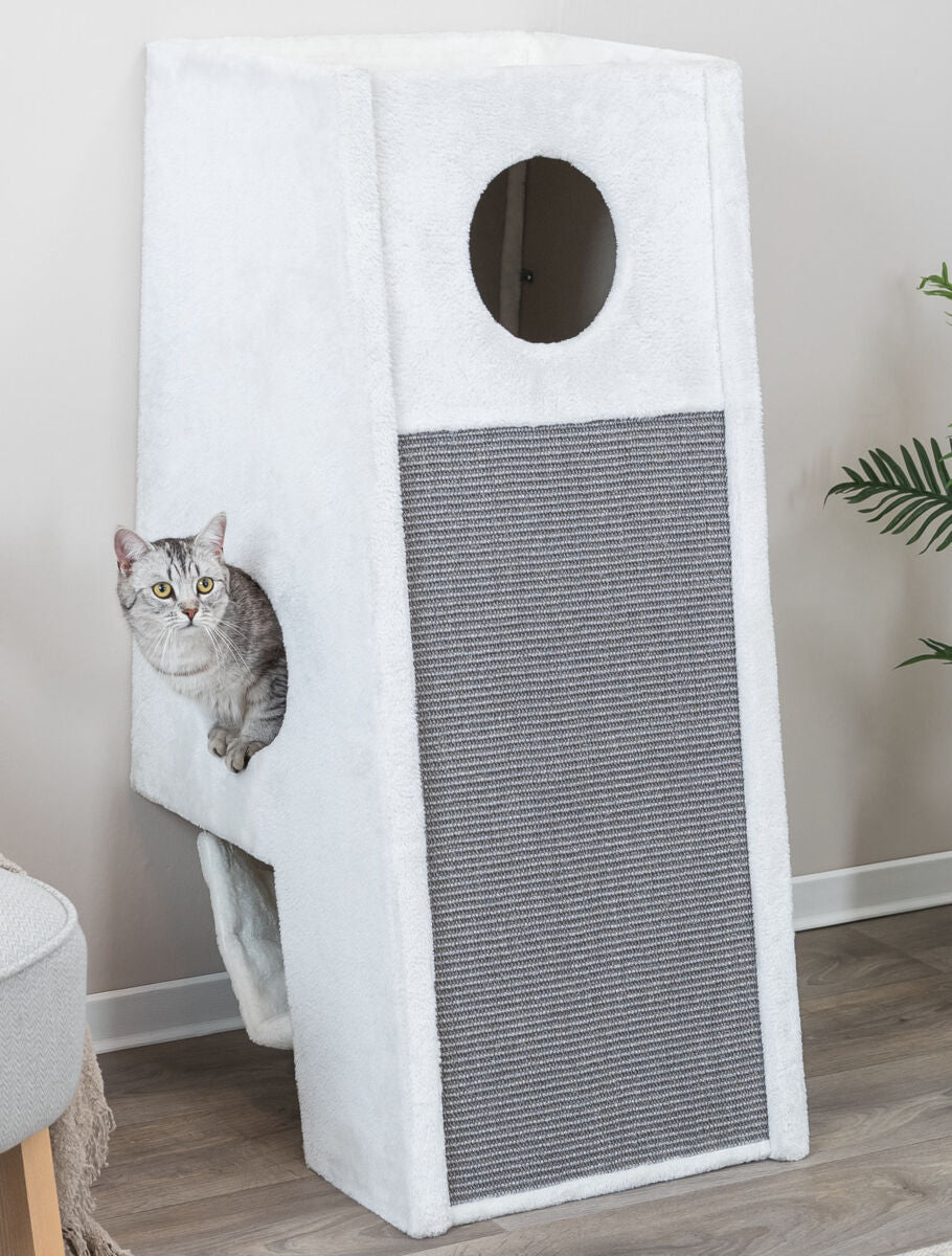 Eine grau-weiße Katze sitzt in einem weißen Kratzbaum mit rundem Ausschnitt und grauer Kratzfläche.