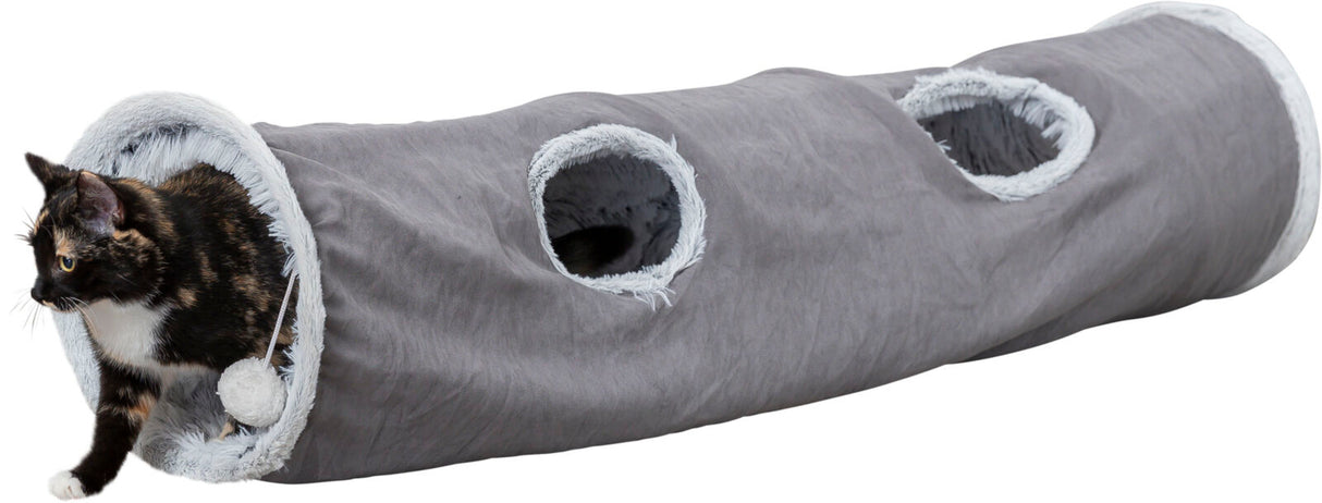 Grauer Spieltunnel mit drei Öffnungen, eine Katze schaut aus einer Öffnung heraus, innen flauschiges Material.