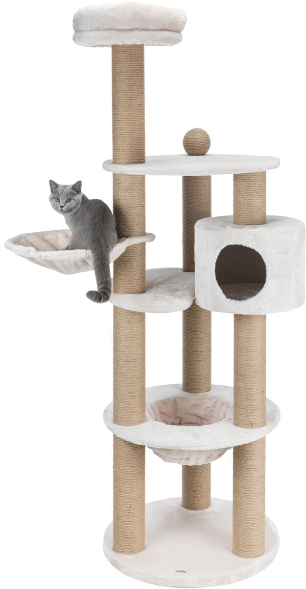 Großer Kratzbaum mit mehreren Ebenen, drei Sisalsäulen, einer Höhle und Hängematte, auf der eine graue Katze sitzt.