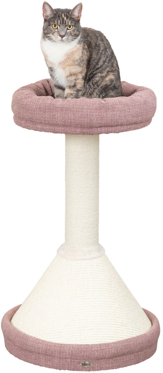 Eine Katze sitzt auf einem hohen Kratzbaum mit rosafarbenem Bezug und einem Kratzstamm aus weißem Material.