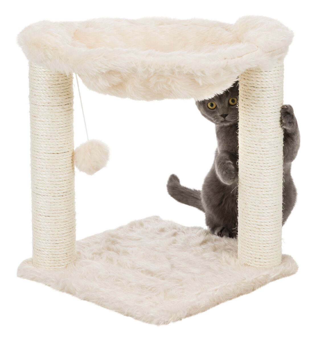 Kletterbaum mit flauschigem Überzug und Spielball, graue Katze schaut neugierig hinter einer der Säulen hervor.