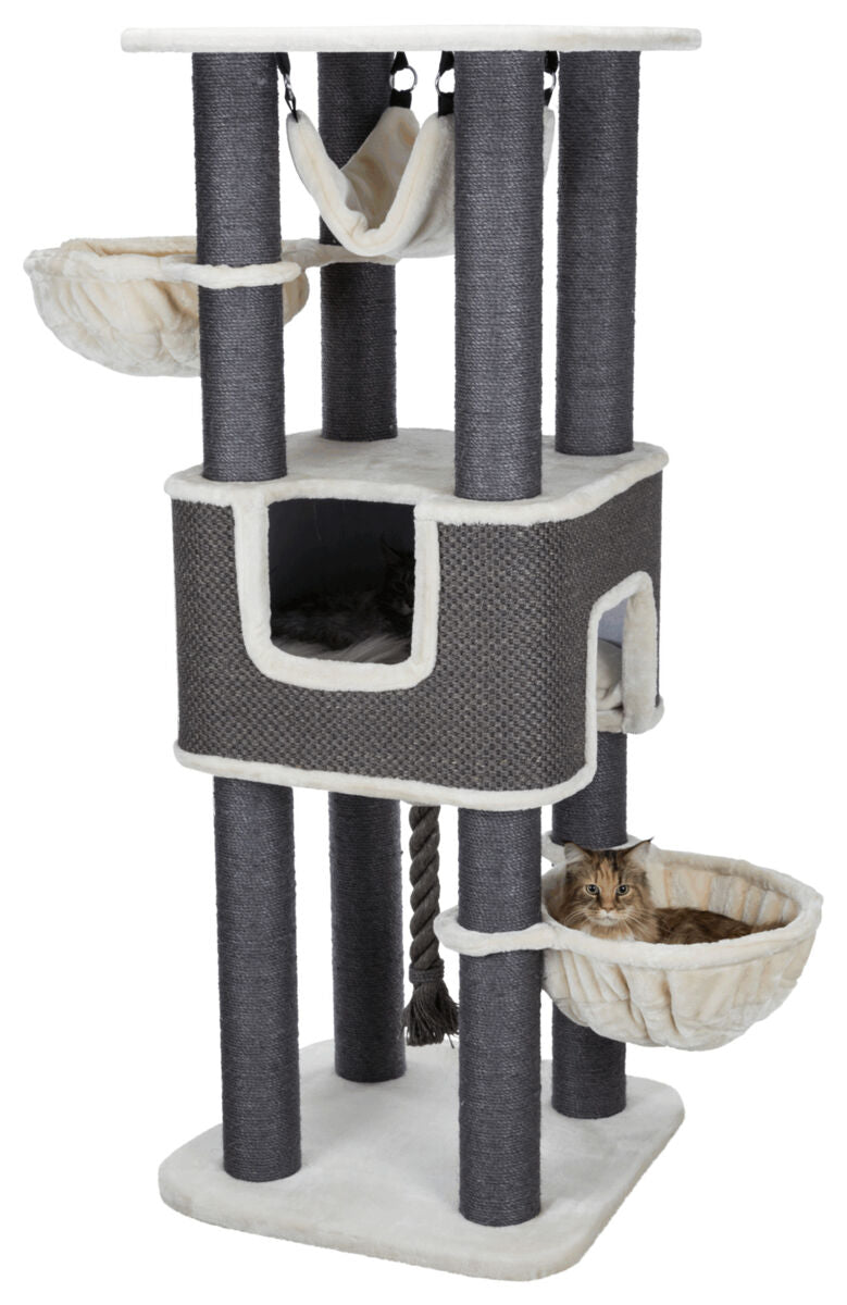 Kratzbaum mit mehreren Plattformen und Höhle, graue Säulen und beige Flächen, Katze sitzt in einer Hängematte.