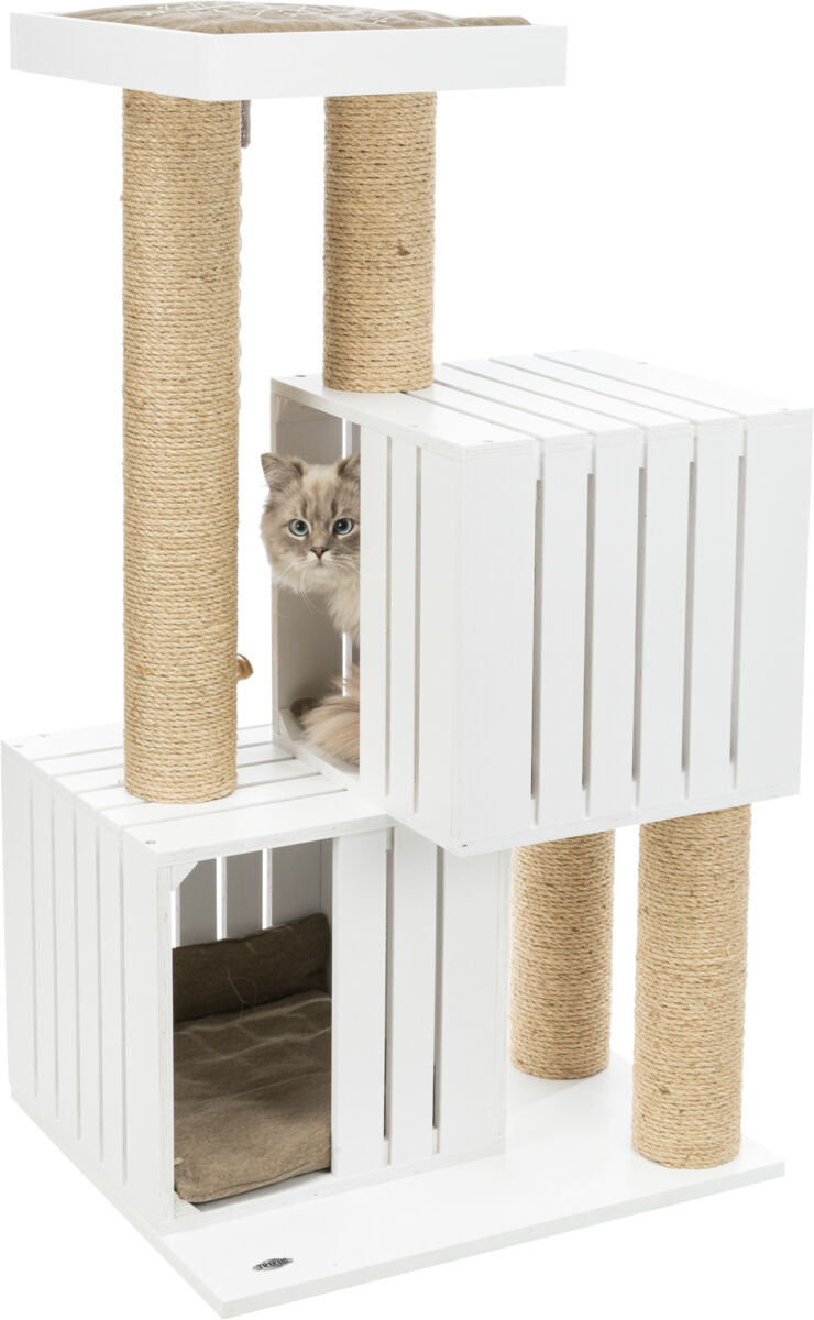 Weißer Kratzbaum mit drei Sisal-Säulen, zwei eingebaute Höhlen, eine Katze blickt aus der oberen Höhle.