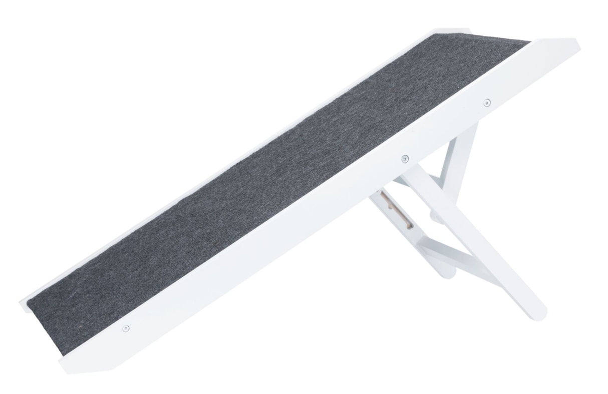 Weiße faltbare Rampe mit grauer rutschfester Oberfläche und schrägem Design aus Holz und Metall.