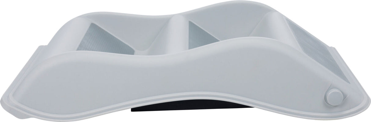 Graues, wellenförmiges Plastikobjekt mit zwei vertieften Fächern und strukturierten Oberflächen.