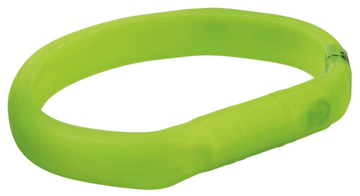 Grünes, ovales Armband aus undurchsichtigem Kunststoff.