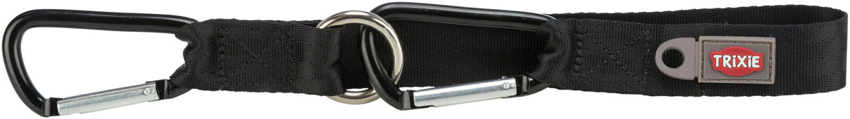 Schwarzer Gurt mit Karabinern und rundem Metallring, Etikett mit "Trixie" in roter Schrift, neutrale Darstellung.