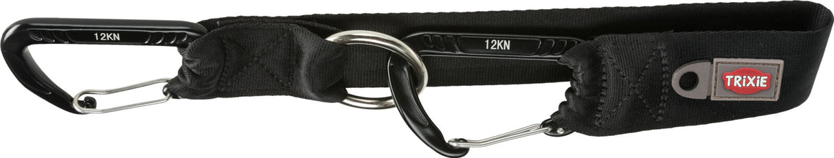Schwarzer Gurt mit zwei Karabinern, einer Metallöse und einem "Trixie" Logo, mit 12KN Markierung auf den Karabinern.