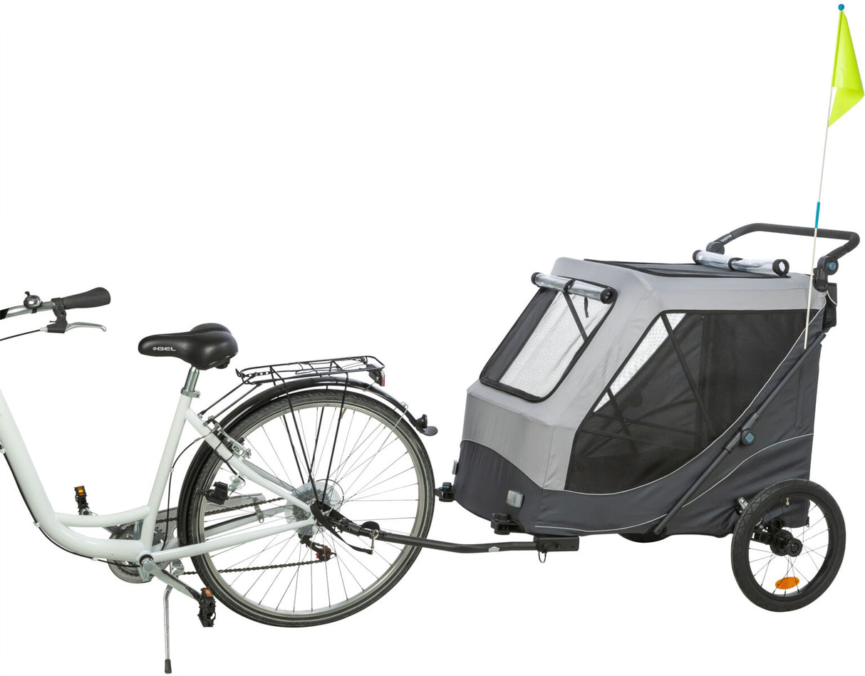 Silbernes Fahrrad mit angeschlossenem grauem Fahrradanhänger, schwarzes Netzfenster, gelbe Sicherheitsfahne.