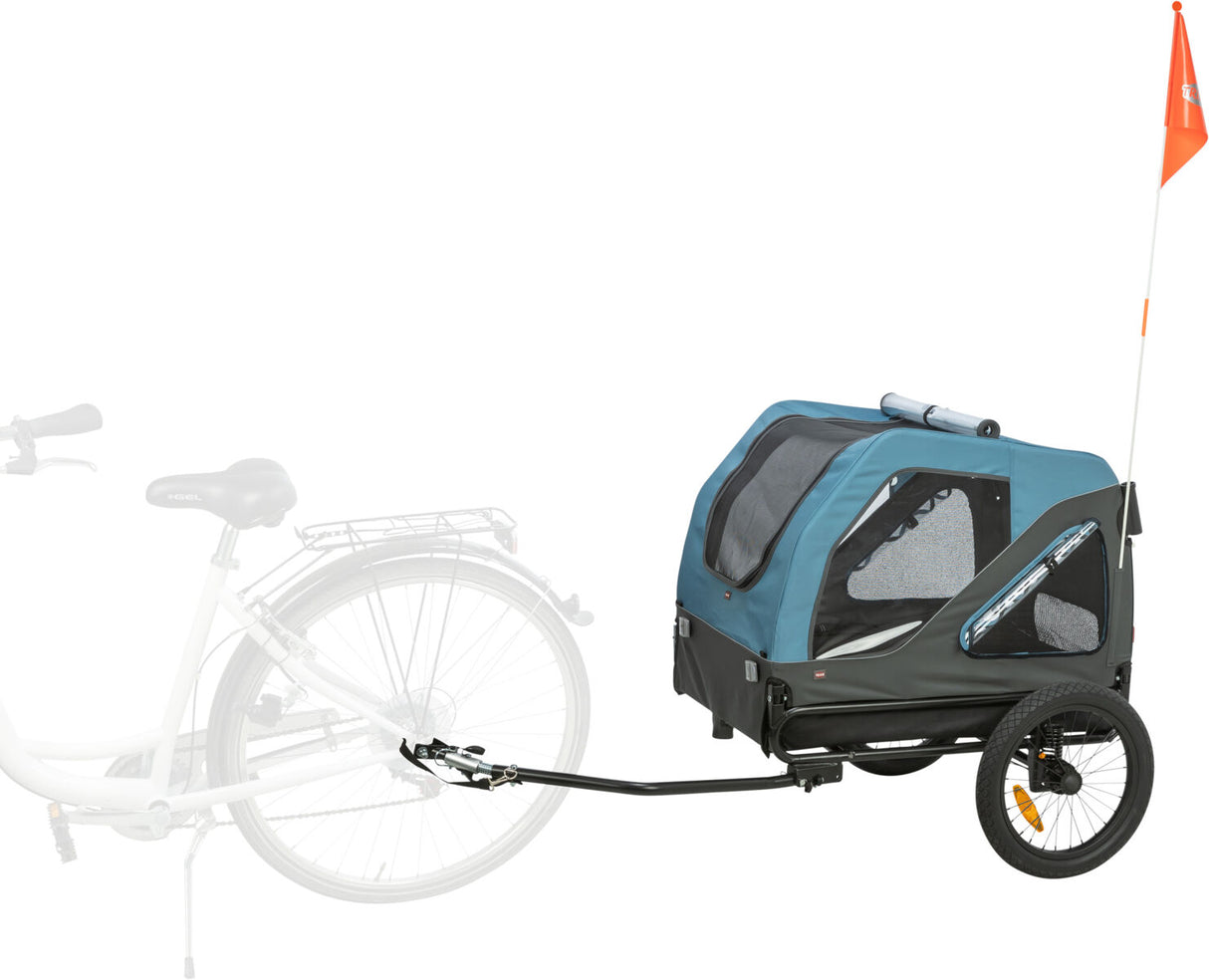 Blauer Fahrradanhänger mit schwarzen Akzenten und zwei Rädern, an einem Fahrrad befestigt, mit orangener Fahne.