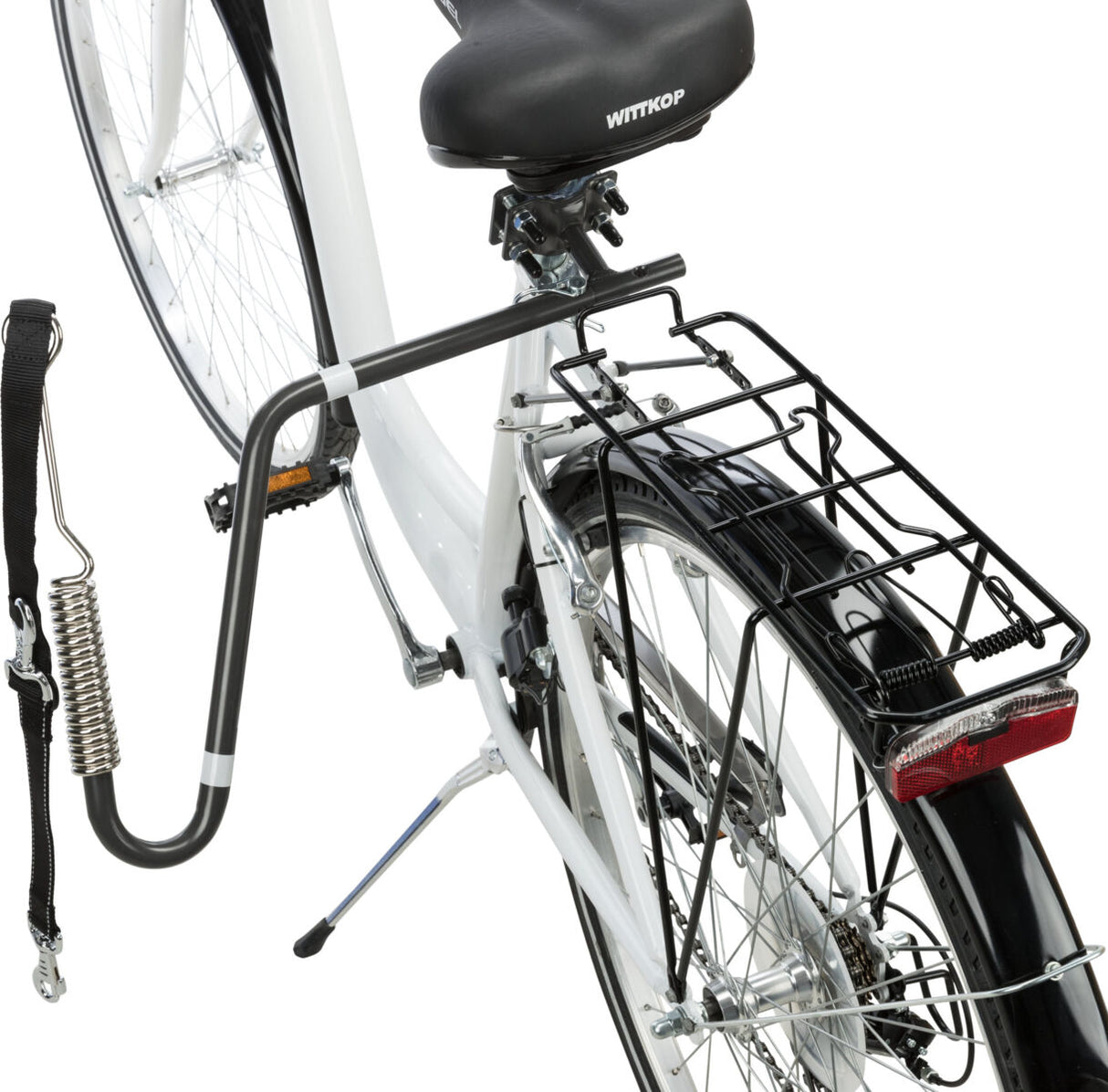 Fahrrad in seitlicher Ansicht mit schwarzem Gepäckträger, Federklappe und einem befestigten Metallbügel.