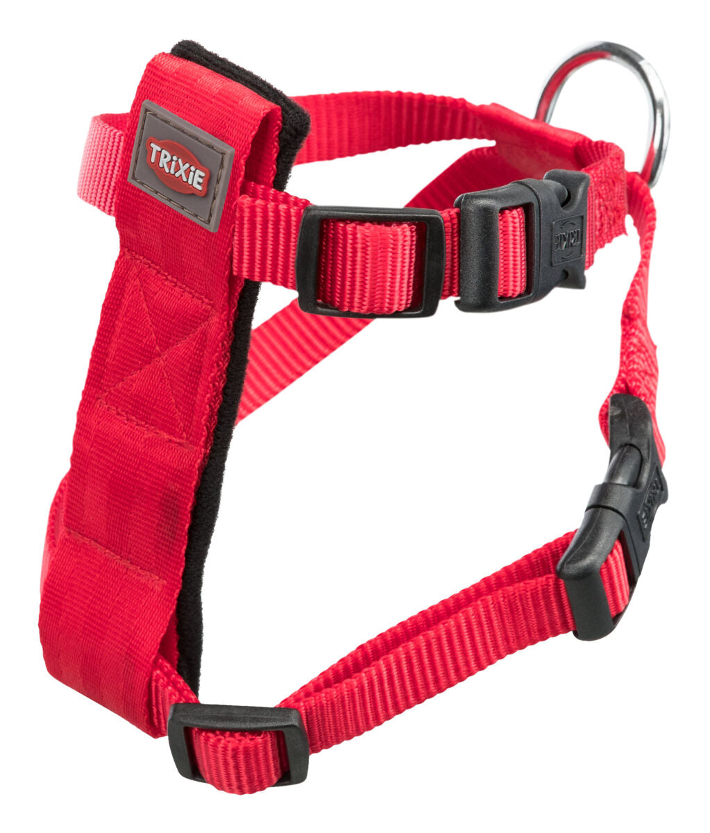 Rotes Hundegeschirr mit schwarzen Kunststoffschnallen und verstellbaren Riemen, Logo "Trixie" sichtbar.