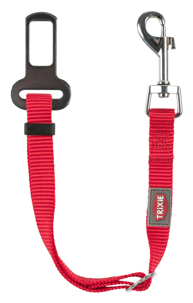 Roter Sicherheitsgurtadapter mit Metallschnalle und Karabinerhaken, geeignet für Hunde der Marke Trixie.