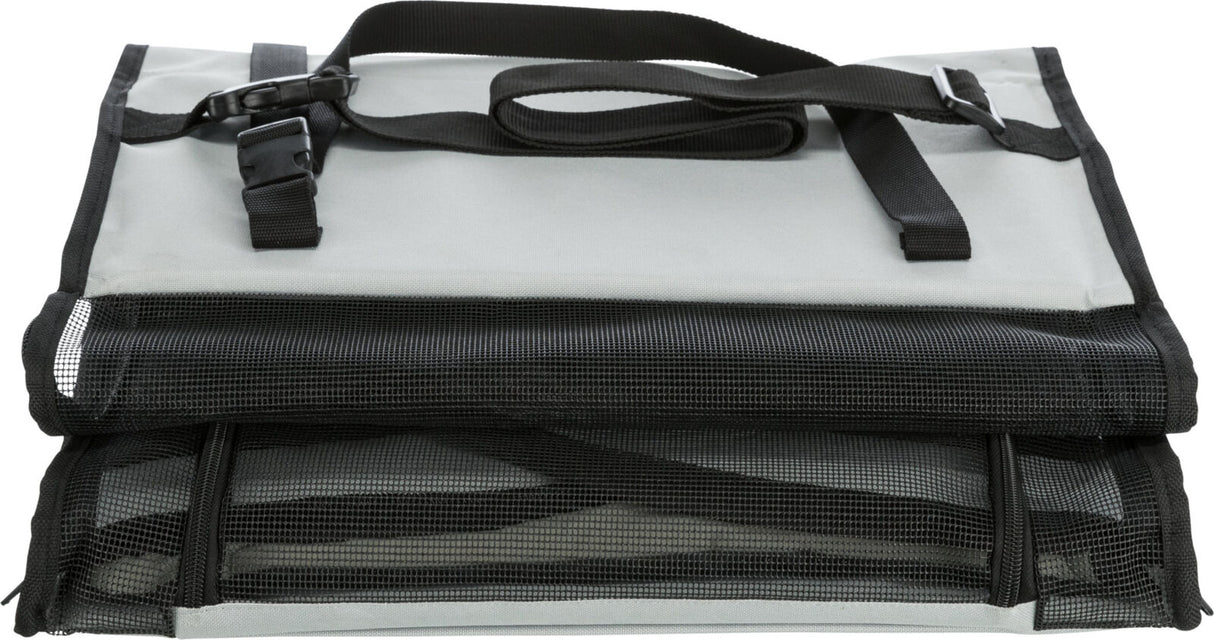 Grau-schwarze Transporttasche mit Netzdetails und Tragegriff aus schwarzem Material, liegend fotografiert.