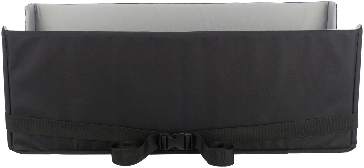 Schwarze rechteckige Tasche mit grauer Innenseite, Sicht auf Verschluss und angebrachte Gurte.