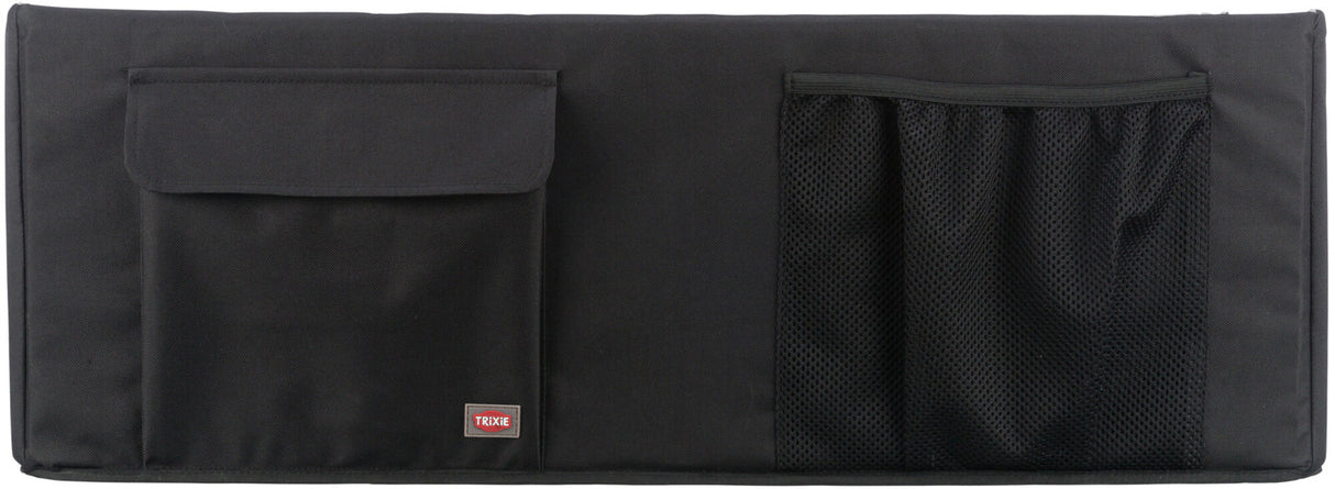 Schwarze rechteckige Tasche mit einer Klappentasche links und einer Netzstofftasche rechts, Label unten links.