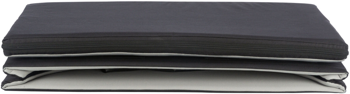 Zwei schwarze, flache Kissen mit hellgrauen Rändern übereinander gestapelt.