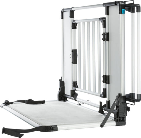 Klappbare silberne Rampe mit schwarzen Elementen, die an einem stabilen Rahmen befestigt ist.