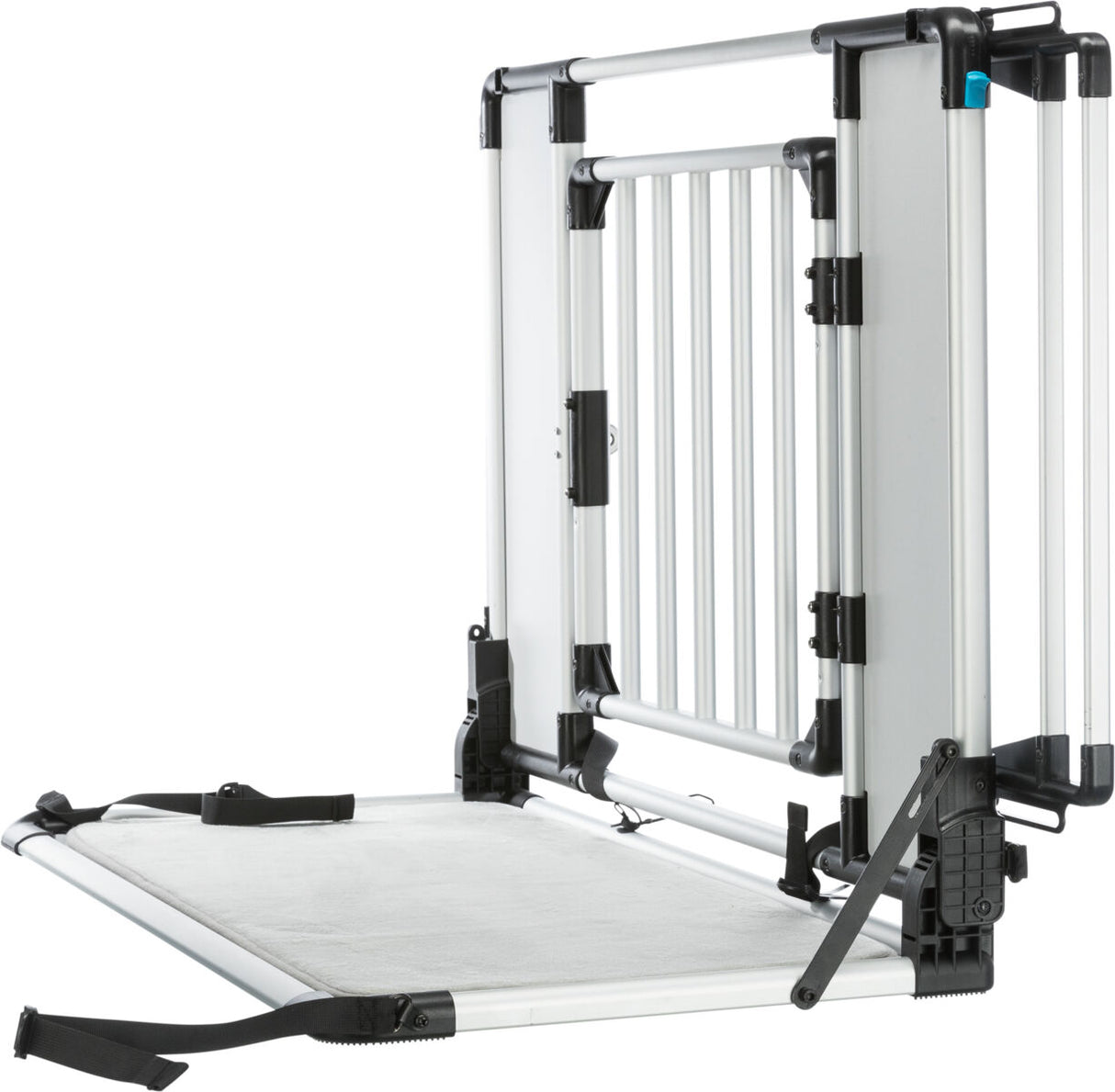 Klappbare silberne Rampe mit schwarzen Elementen, die an einem stabilen Rahmen befestigt ist.