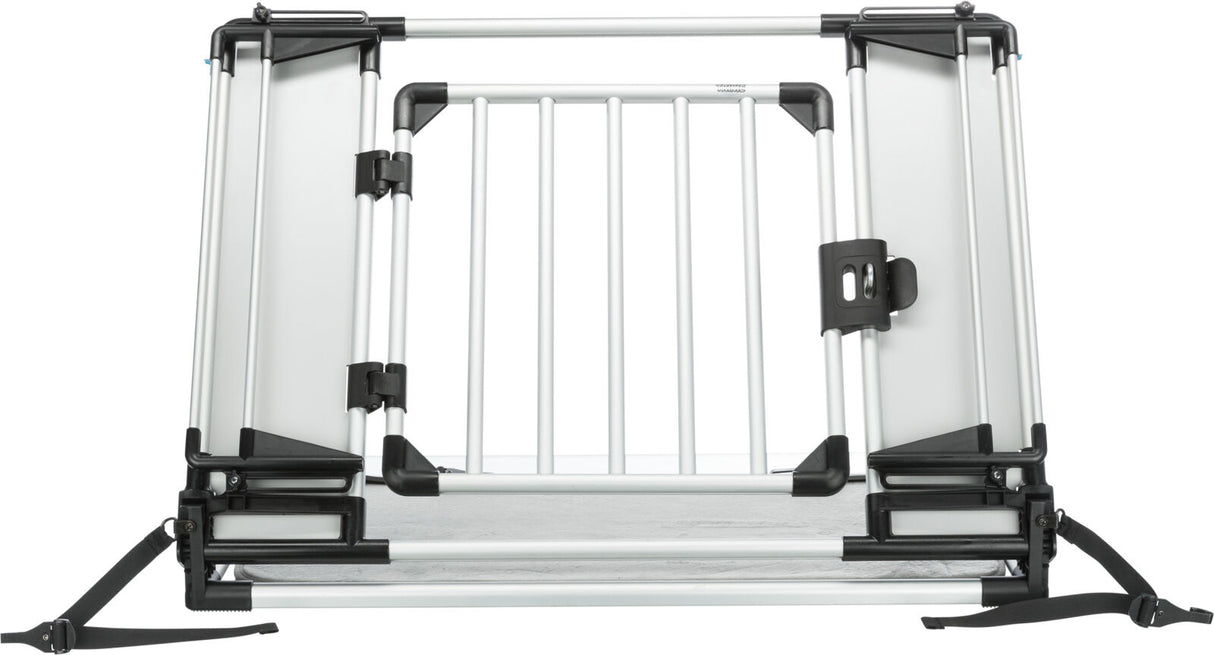 Silbernes und schwarzes Metallgitter mit rechteckiger Form und schwarzen Befestigungselementen.