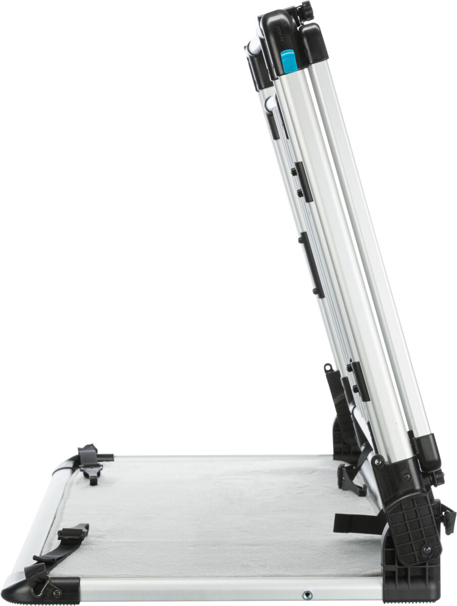 Zusammenklappbare silberne Rampe mit schwarzen Kunststoffteilen und verstellbaren Gurten auf weißem Hintergrund.