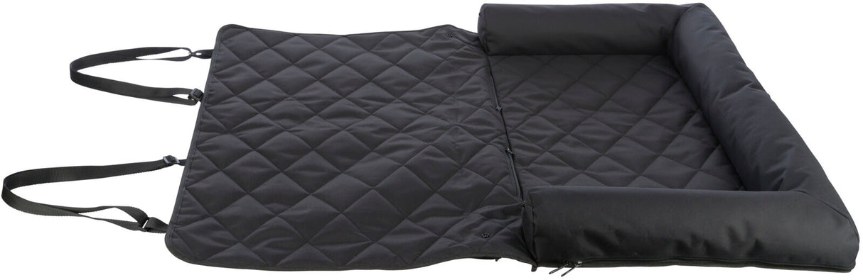 Schwarze, gesteppte Unterlage mit zwei Tragegriffen und gepolstertem Rand, ausgebreitet auf einer Fläche.
