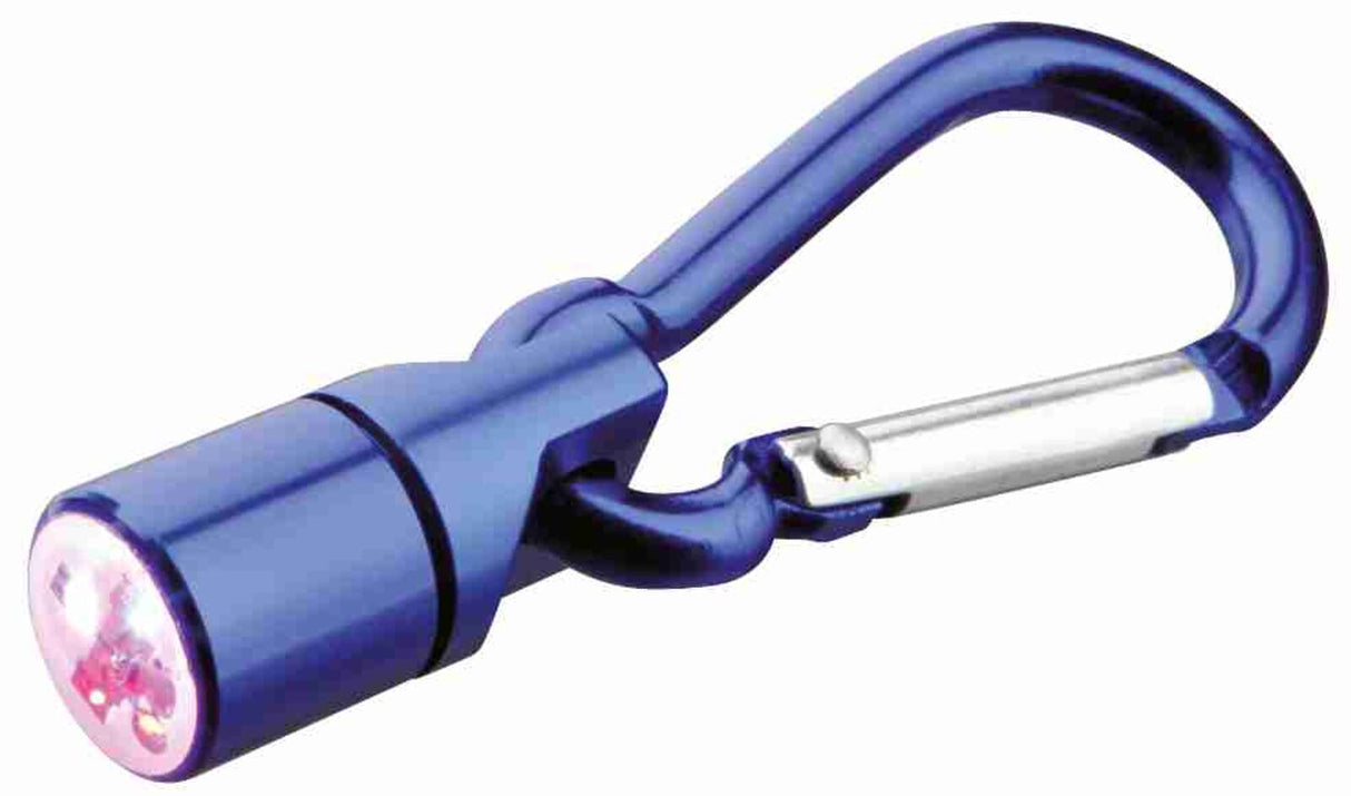 Blauer Karabinerhaken mit integrierter Leuchte an einem Ende, das Licht ist rot erkennbar.