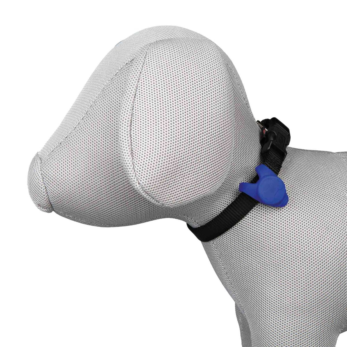 Graues, gepunktetes Stoffmodell eines Hundes mit schwarzem Halsband und blauem Anhänger.