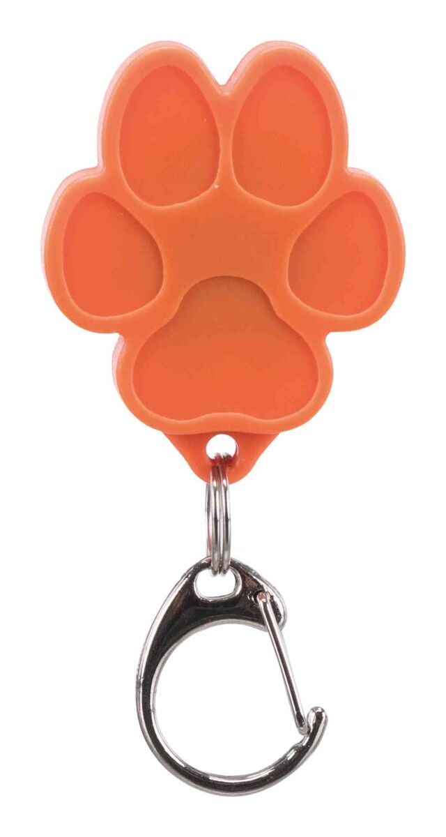 Ein orangefarbener Pfotenanhänger aus Kunststoff mit einem silbernen Karabinerhaken darunter.