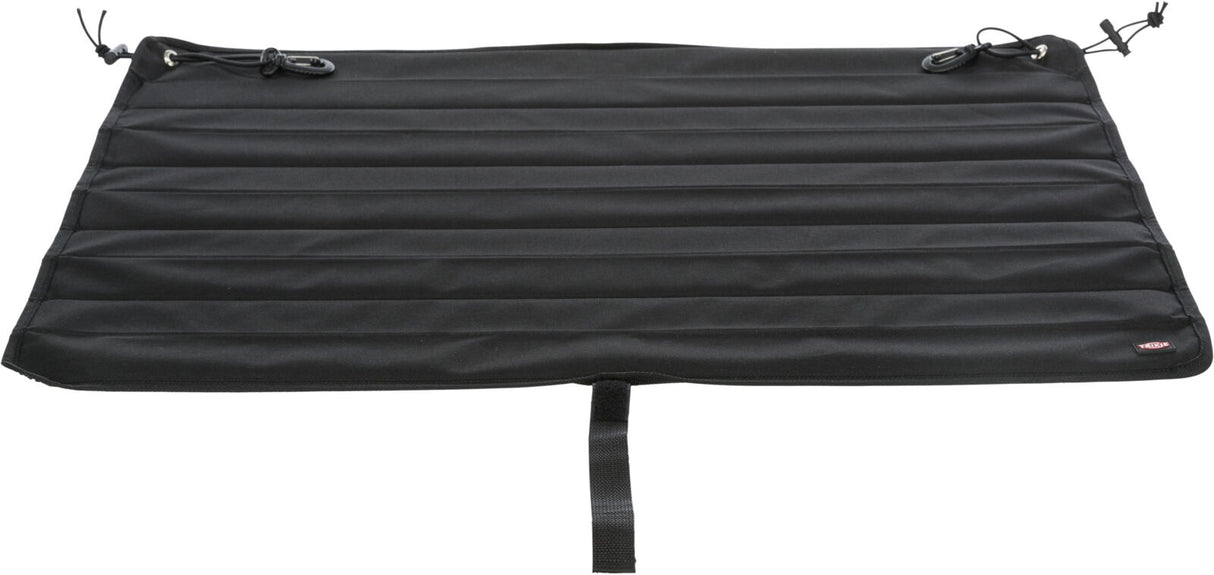 Schwarze, rechteckige Matte mit gestepptem Muster, Befestigungsschlaufen und einer Lasche am Rand.