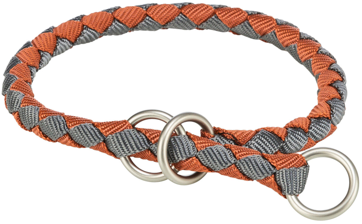 Geflochtenes Halsband in Orange und Grau mit silbernen Metallringen.