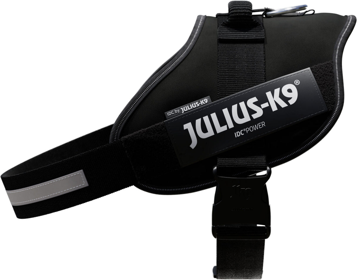 Schwarzes Hundegeschirr mit reflektierenden Details und weißem "Julius-K9"-Logo auf der Seite.
