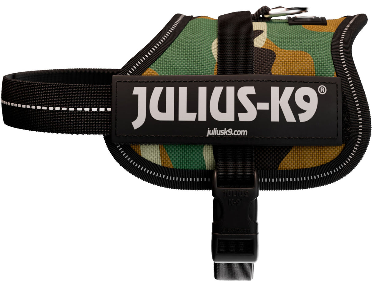 Hundegeschirr mit Camouflage-Muster in Grün, Schwarz und Braun, zeigt den Aufdruck "Julius-K9".