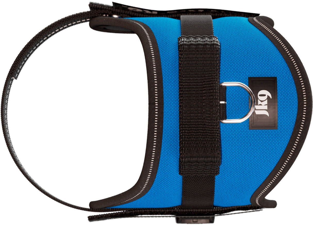 Blaues Hundegeschirr mit schwarzem Rand und einem D-Ring, mit "JK9"-Logo auf der Seite sichtbar.