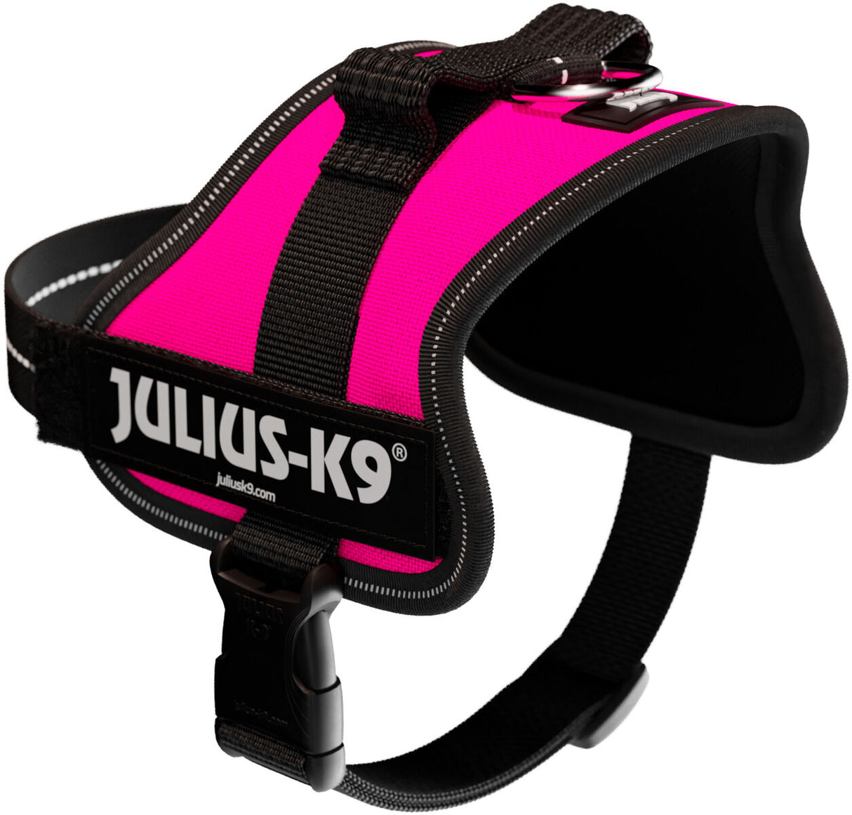 Ein Hundegeschirr in leuchtendem Pink mit schwarzem Rand, auf dem "JULIUS-K9" steht, sichtbar.