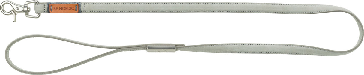 Graue Hundeleine mit Schlaufe, Metallverschluss und "BE NORDIC"-Etikett in Lederoptik.