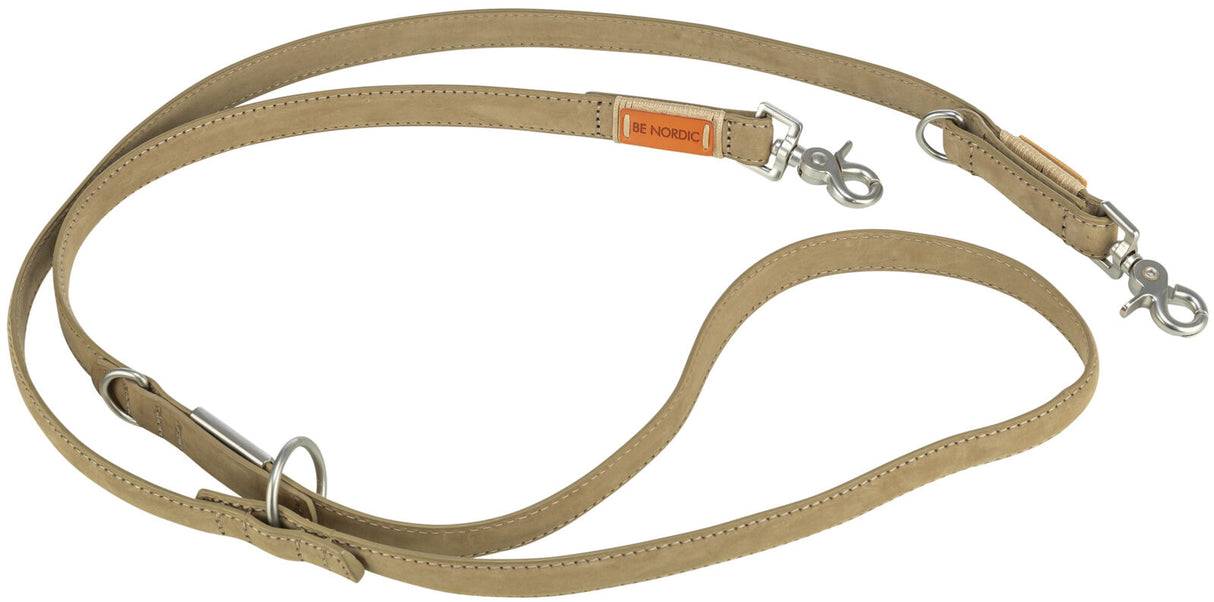 Beige Hundeleine mit silbernen Karabinerhaken und der Aufschrift "BE NORDIC" auf der Lasche.