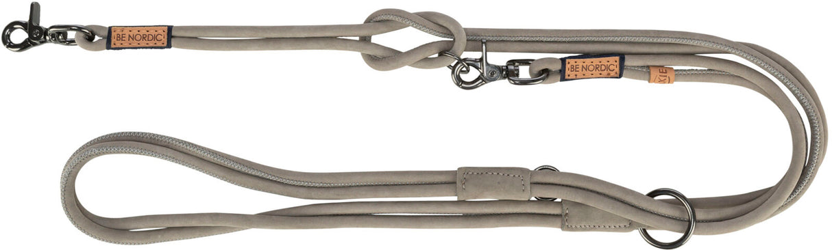 Graues Hundehalsband mit Metallkarabiner, Ziernähten und Label "BE NORDIC", Lederschlaufe sichtbar.