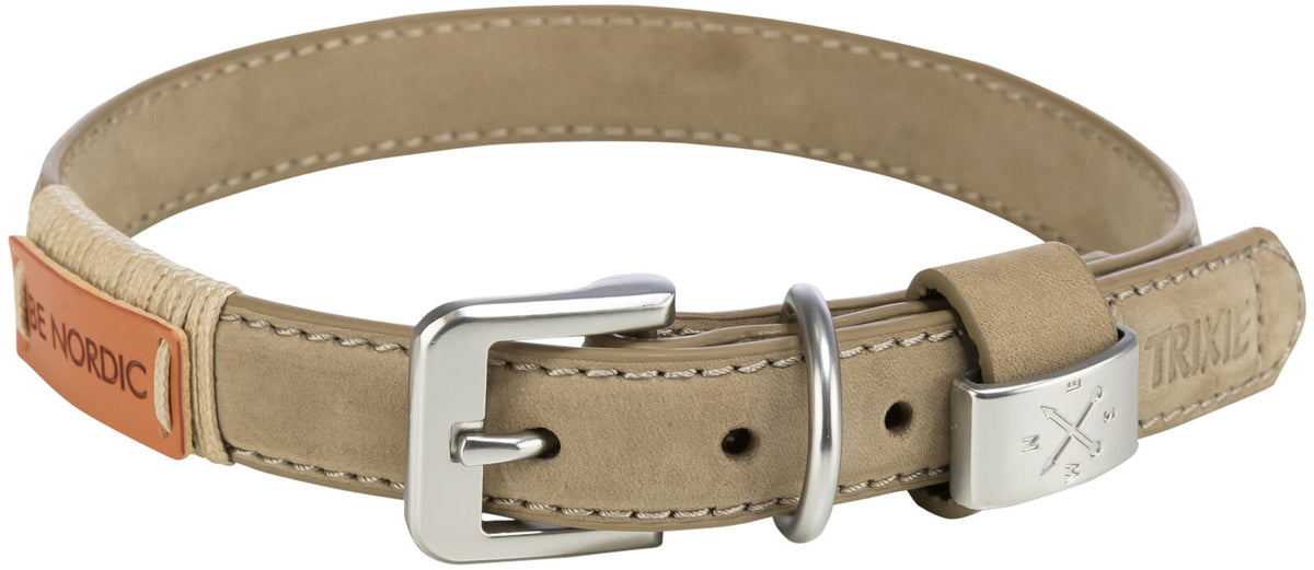 Beiges Hundehalsband mit Metallschnalle und Aufschrift "BE NORDIC" aus Leder oder lederähnlichem Material.