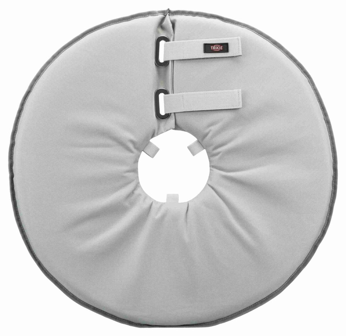 Grauer, runder Schutzkragen mit Klettverschlüssen und einem kleinen Etikett oben, sichtbar auf der Vorderseite.