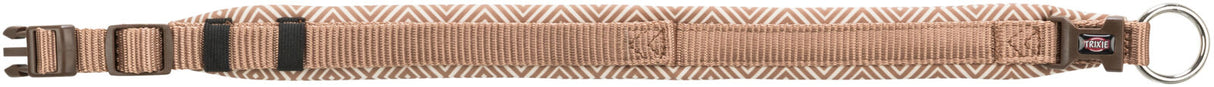Beiges Halsband mit braunem Muster, schwarzem Verschluss und Metallring, geeignet für Hunde.