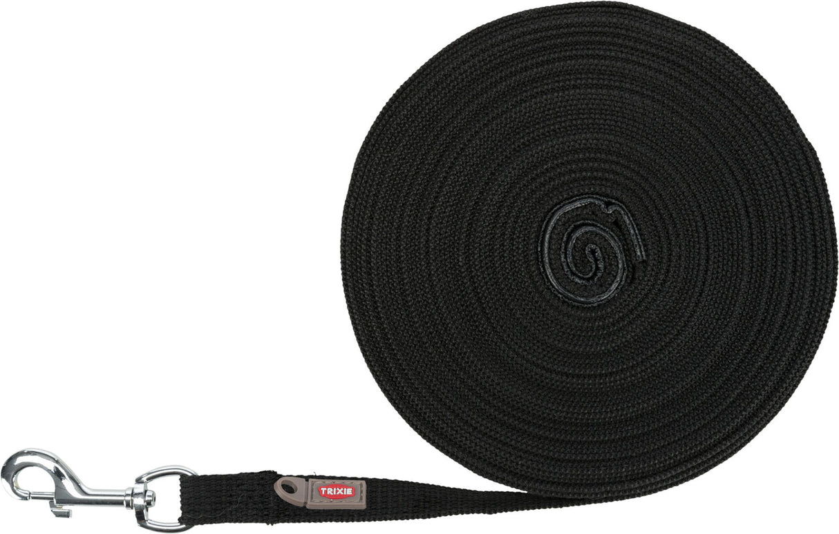 Eine schwarze, aufgerollte Hundeleine mit Karabinerhaken und einem Etikett mit der Aufschrift "Trixie".