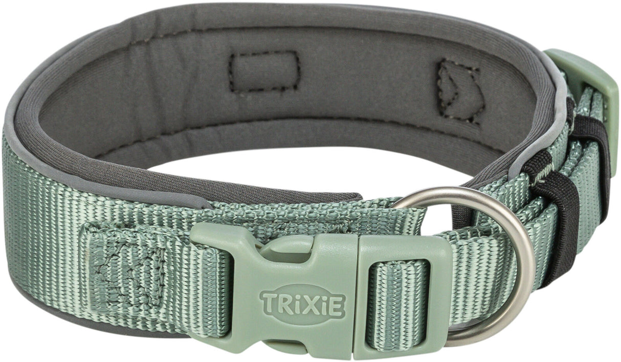 Grünes Hundehalsband aus Nylon mit Schnallenverschluss und Metallring, Marke "Trixie" erkennbar.