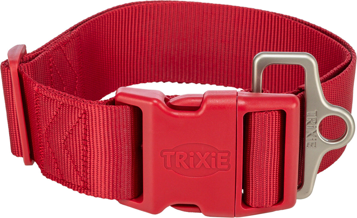 Rotes Hundehalsband aus strapazierfähigem Material mit Klickverschluss und silberfarbenem Metallring, Aufschrift „TRIXIE“.