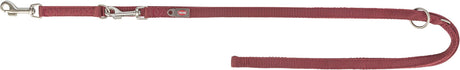 Rote, verstellbare Hundeleine mit metallenen Karabinern und einem Markenlabel "Trixie".