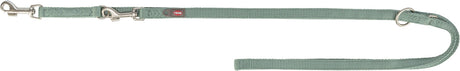 Grüne Hundeleine mit zwei silbernen Karabinern und Schlaufe, Label "TRIXIE", Nylonmaterial.