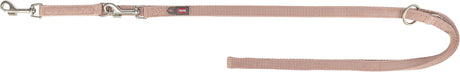 Beige Hundeleine mit zwei Karabinern und einem Metallring, Markenlogo "Trixie" sichtbar.